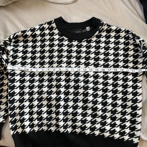 T. Tahari Houndstooth sweater - Picture 1 of 3